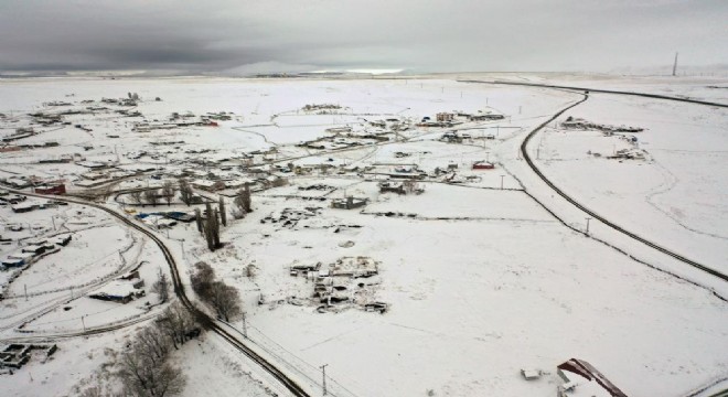 Kar 11 köy yolunu kapattı